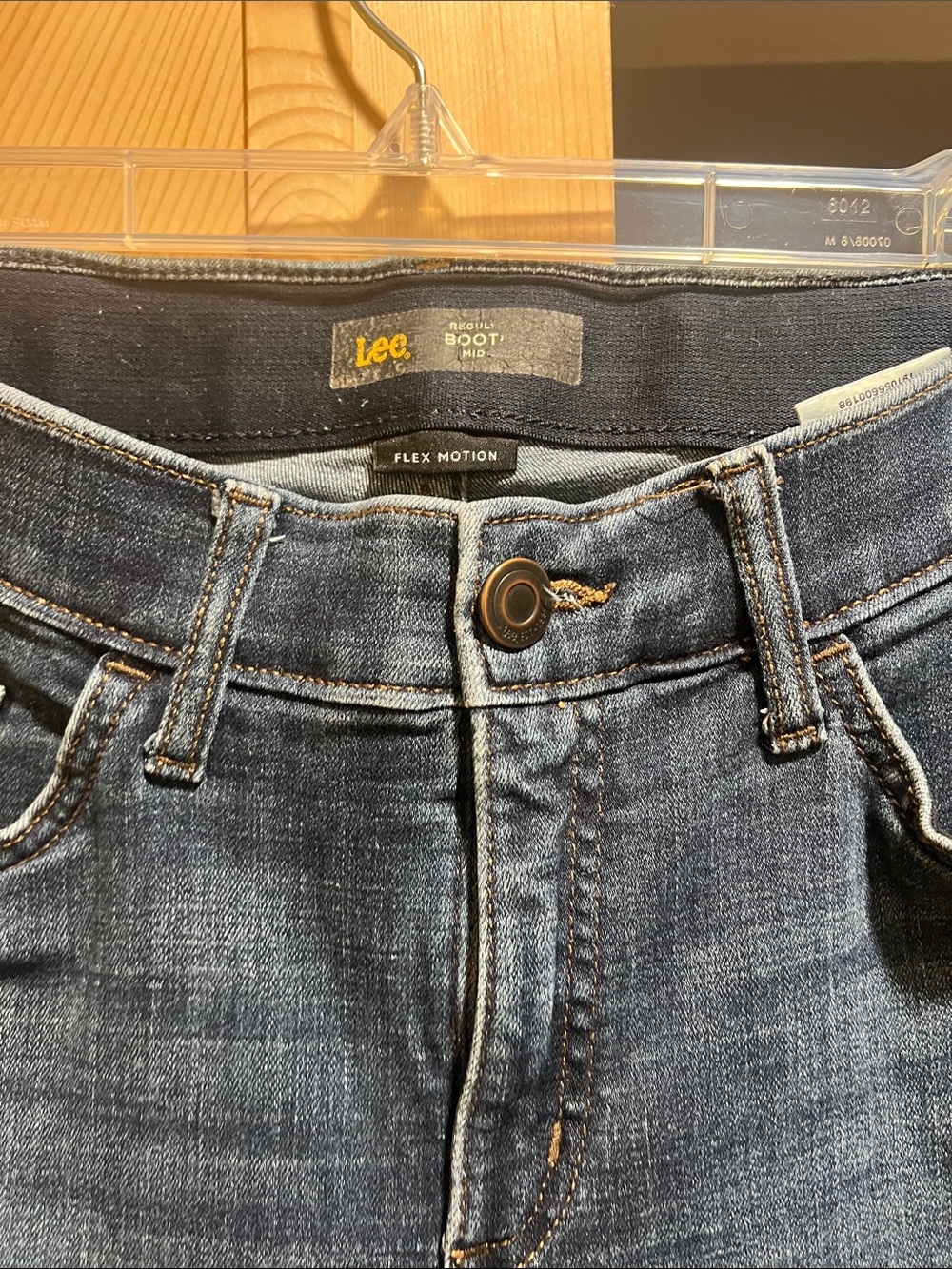 Lee Women's Boot Cut Mid-Rise Jeans in Medium Blue Wash size 10m